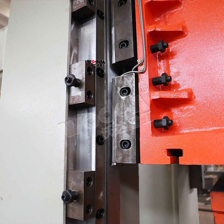 200噸框架式(shì)液壓機（導(dao)軌）