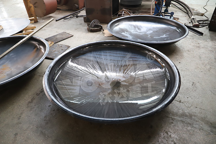 大(dà)型封頭 大型封(feng)頭