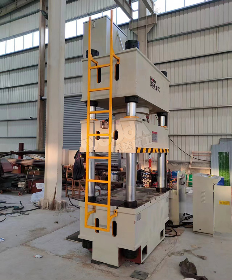 400噸不(bu)鏽鋼水(shuǐ)箱液壓(ya)機 400噸不(bú)鏽鋼水(shui)箱液壓(yā)機