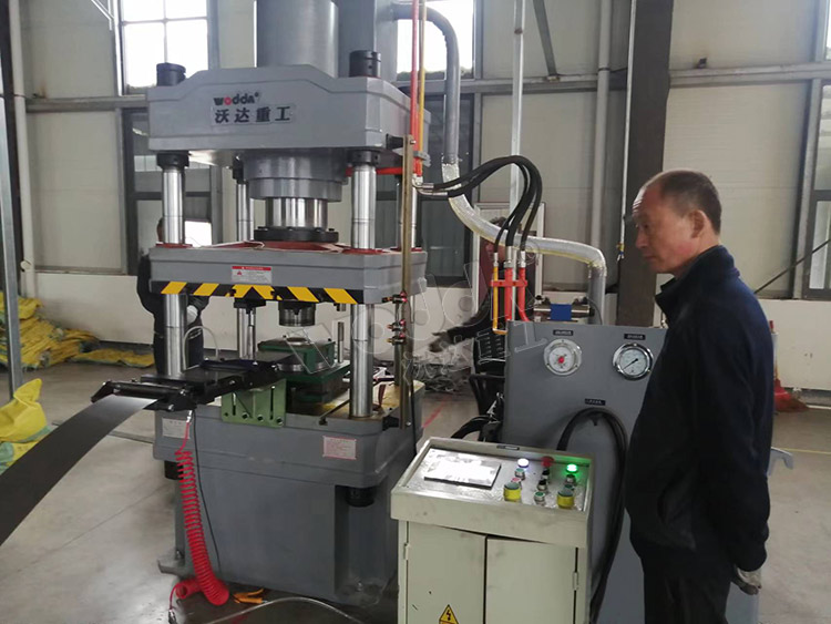 200噸不鏽鋼(gāng)電機端蓋拉(la)伸液壓機 200噸(dūn)不鏽鋼電機(ji)端蓋拉伸液(yè)壓機