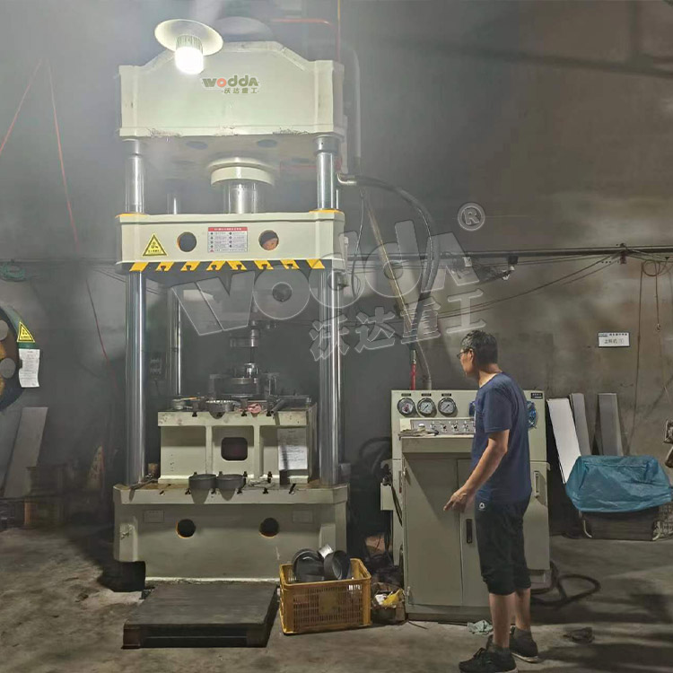 315噸上置(zhi)液壓墊(niàn)拉伸液(yè)壓機 315噸(dūn)上置液(yè)壓墊拉(lā)伸液壓(ya)機