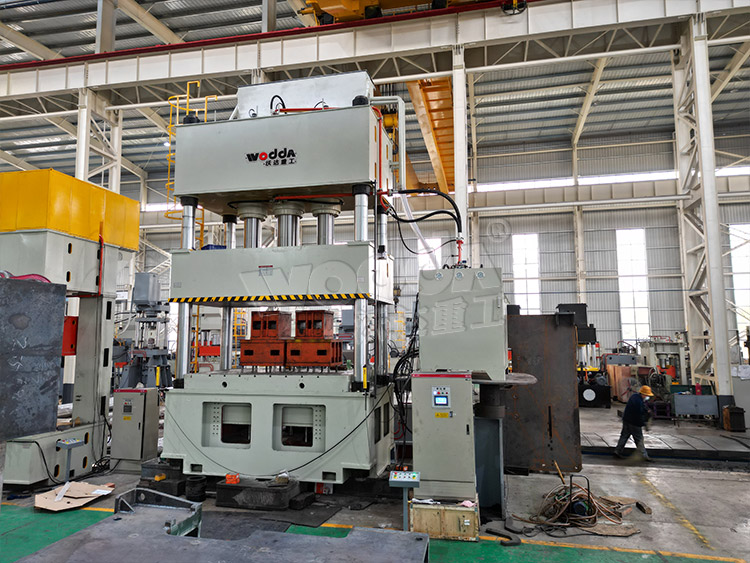 1000噸(dun)拉伸機.jpg 1000噸拉(lā)伸機