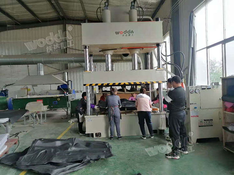 200噸汽(qi)車内飾件熱壓成(chéng)型液壓機 200噸汽車(chē)内飾件熱壓成型(xing)液壓機