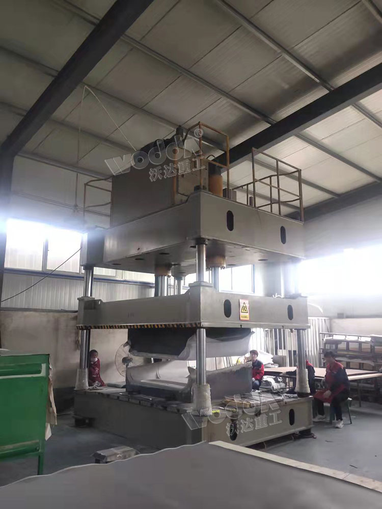 100噸汽車(che)頂棚内飾件模壓(ya)機 100噸汽車頂棚内(nei)飾件模壓機