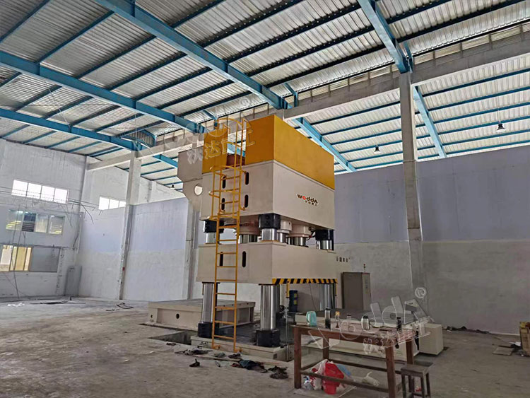 3000噸四(sì)柱壓力機 3000噸四柱(zhù)壓力機