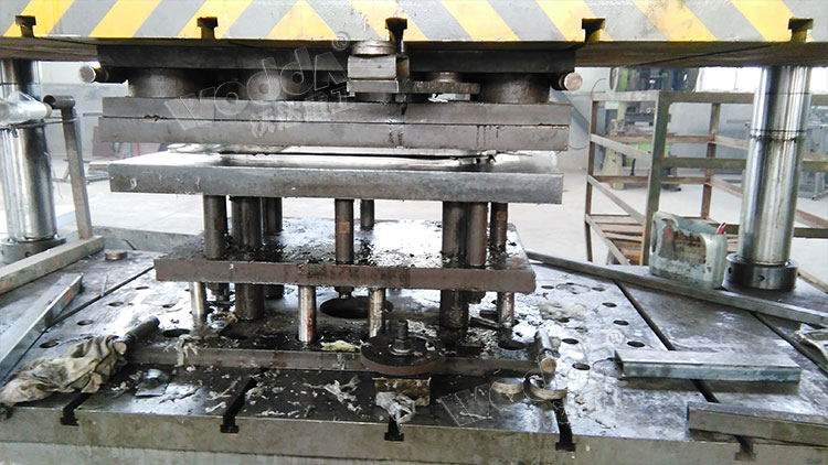 不鏽(xiu)鋼水槽(cáo)拉伸液(ye)壓機加(jia)工現場(chǎng) 不鏽鋼(gang)水槽拉(lā)伸液壓(yā)機加工(gōng)現場