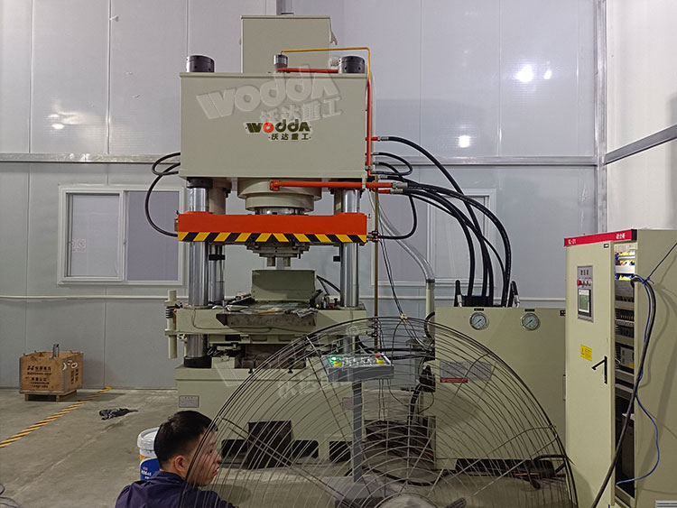 400噸碳(tàn)化矽粉末成型(xíng)液壓機