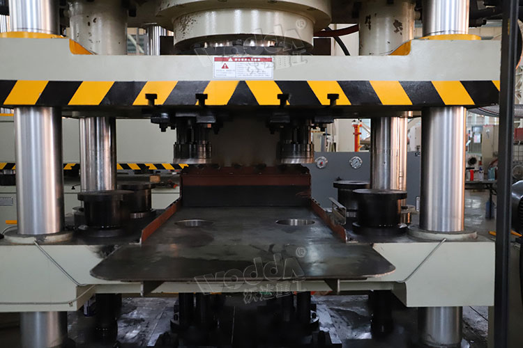 牛眼舔磚液(yè)壓機工作台(tai) 牛眼舔磚液(yè)壓機工作台(tai)