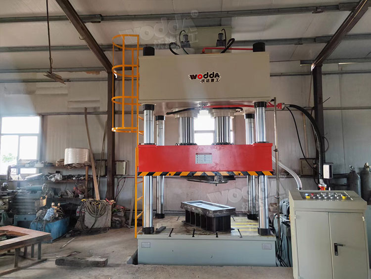 400噸液壓機壓(ya)制金屬配件