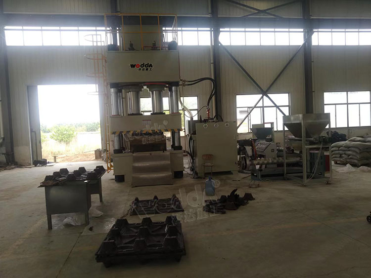 塑料托(tuo)盤模壓成型液(yè)壓機客戶車間(jiān)現場 塑料托盤(pan)模壓成型液壓(yā)機客戶車間現(xiàn)場