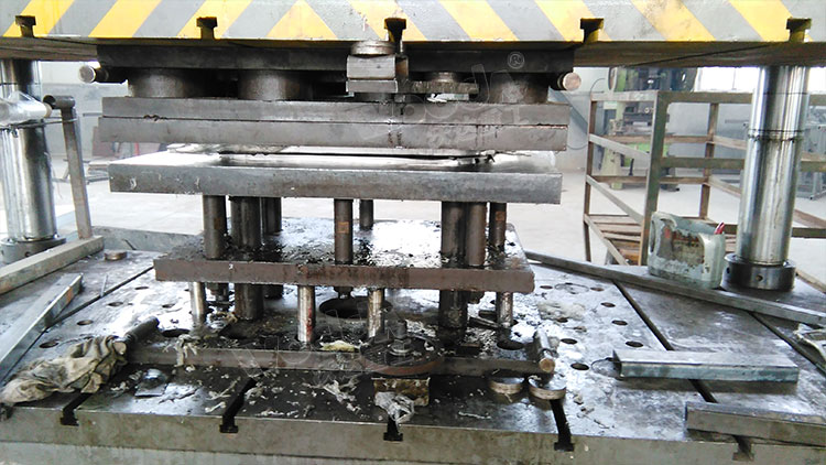 四柱液壓機(ji)整體拉伸不(bú)鏽鋼水槽 四(sì)柱液壓機整(zheng)體拉伸不鏽(xiu)鋼水槽