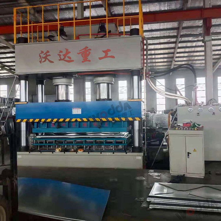 1000噸不鏽(xiù)鋼水箱(xiang)成型液(ye)壓機 1000噸(dun)不鏽鋼(gāng)水箱成(cheng)型液壓(yā)機