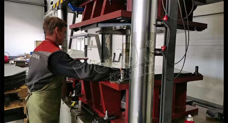 四(sì)柱液壓(ya)機拉伸(shen)灰鬥車(chē)成型 四(si)柱液壓(ya)機拉伸(shen)灰鬥車(che)成型