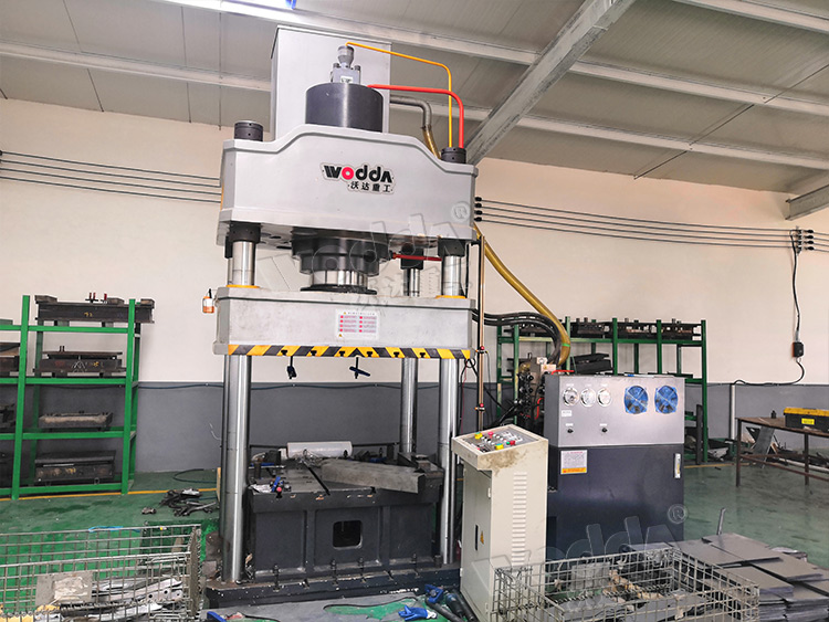 250噸四(si)柱拉伸(shēn)液壓機(jī)客戶車(chē)間 250噸四(sì)柱拉伸(shen)液壓機(ji)客戶車(che)間