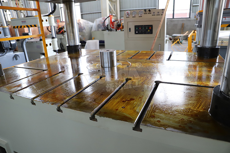 500噸液壓(yā)機帶頂出缸