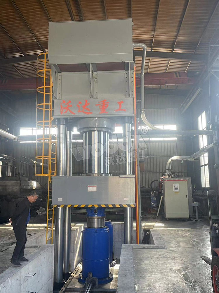 2000噸(dūn)石墨坩(gān)埚成型(xing)液壓機(jī) 2000噸石墨(mò)坩埚成(chéng)型液壓(yā)機