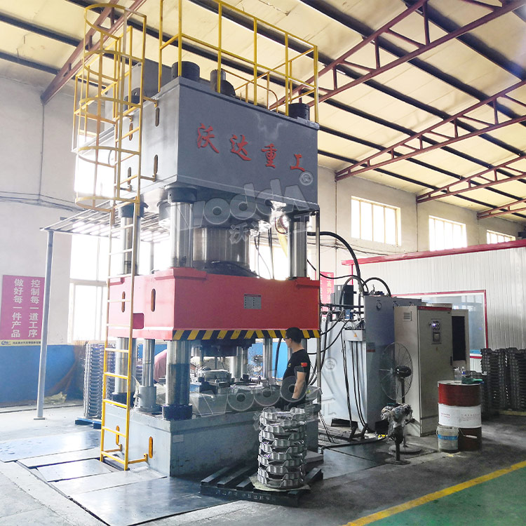 2000噸汽(qì)車離合器殼(ké)體拉伸液壓(ya)機現場 2000噸汽(qi)車離合器殼(ké)體拉伸液壓(ya)機現場