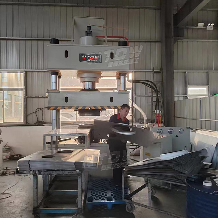 315噸(dūn)燃氣罩外殼(ké)拉伸四柱液(ye)壓機 315噸燃氣(qi)罩外殼拉伸(shen)四柱液壓機(ji)