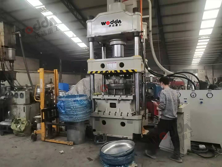 315噸汽車水箱(xiang)拉伸液壓機 315噸(dūn)汽車水箱拉伸(shēn)液壓機