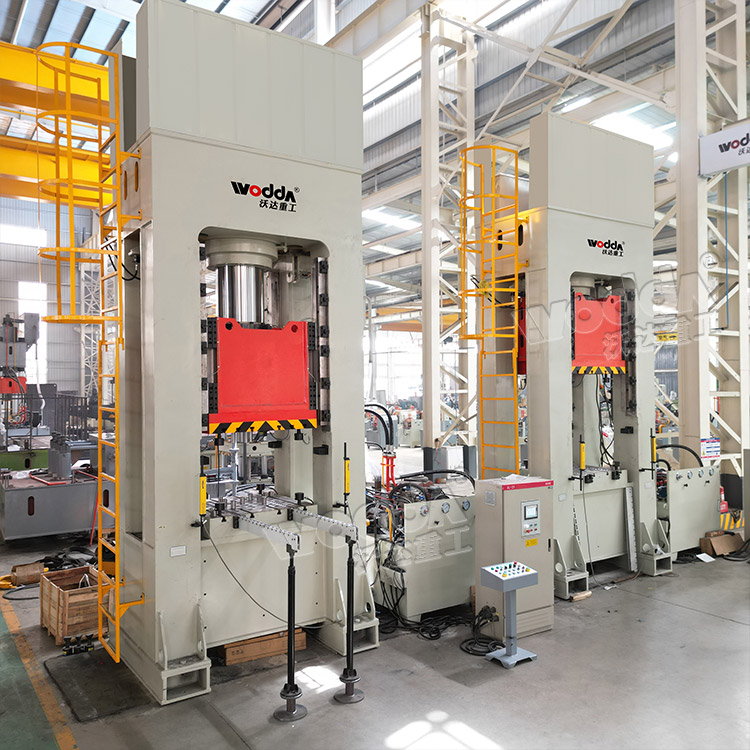 630噸框架式(shi)薄闆拉伸液壓機(jī)帶夾模器