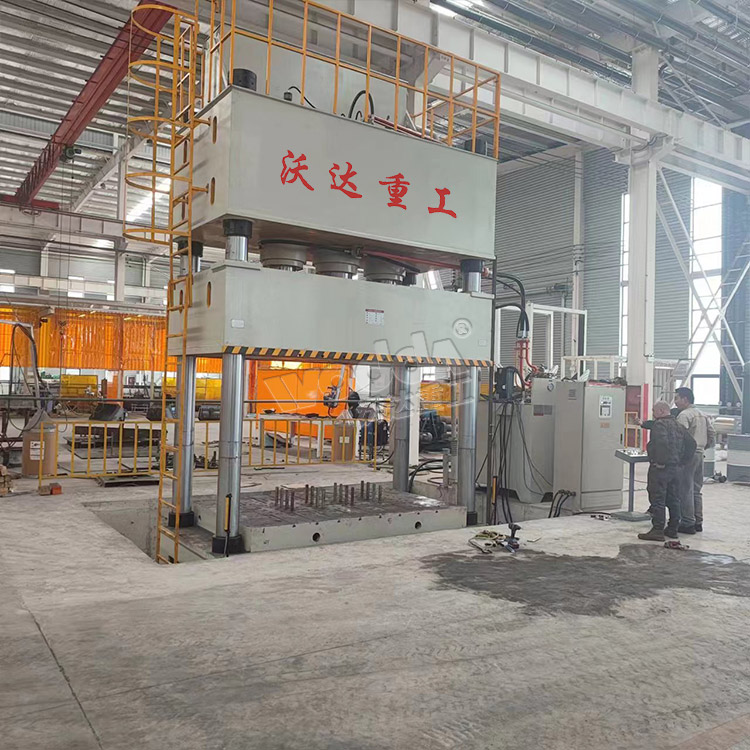 1000噸四(si)柱液壓機安(an)裝現場