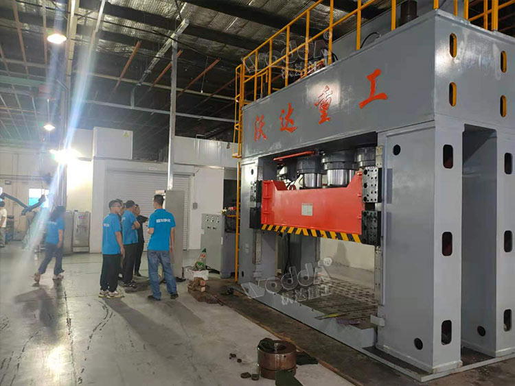 1000噸框(kuang)架式液壓機 1000噸框(kuang)架式液壓機