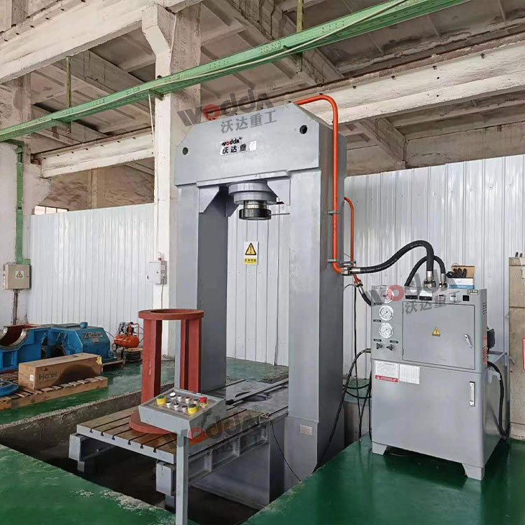 315噸龍門式(shì)電機軸承壓裝(zhuang)液壓機客戶現(xian)場 315噸龍門式電(dian)機軸承壓裝液(yè)壓機客戶現場(chang)