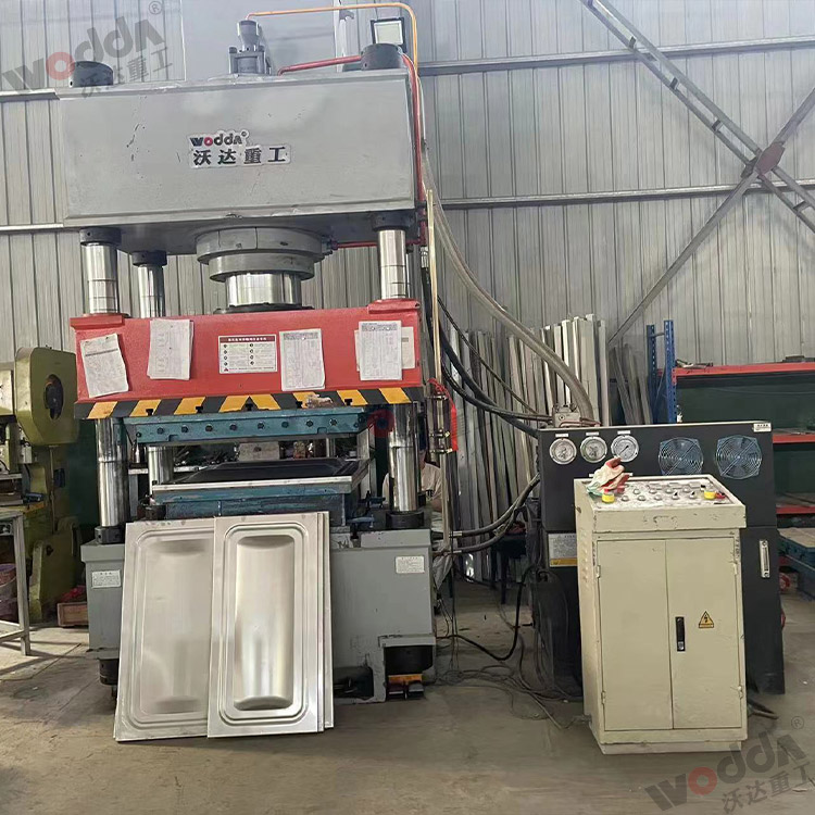 400噸巧克力(lì)水箱闆成型液壓(yā)機 400噸巧克力水箱(xiang)闆成型液壓機