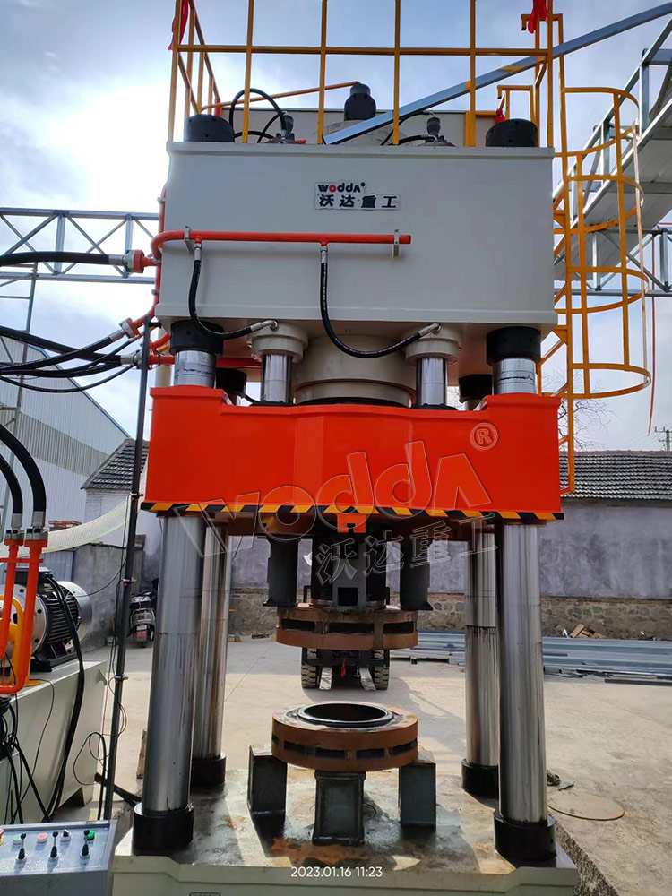 800噸(dūn)封頭拉伸液(yè)壓機客戶現(xiàn)場 800噸封頭拉(la)伸液壓機客(ke)戶現場