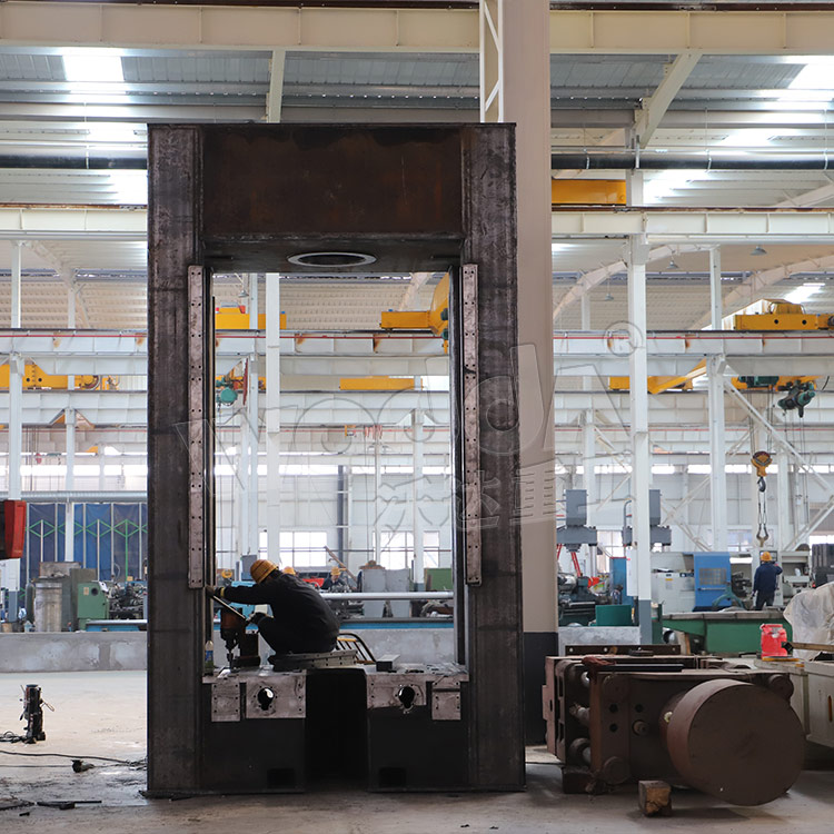 315噸框架壓力機(ji)車間加工現場 315噸(dun)框架壓力機車間(jiān)加工現場