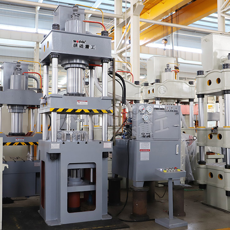 200噸三(sān)梁四柱拉伸(shen)機