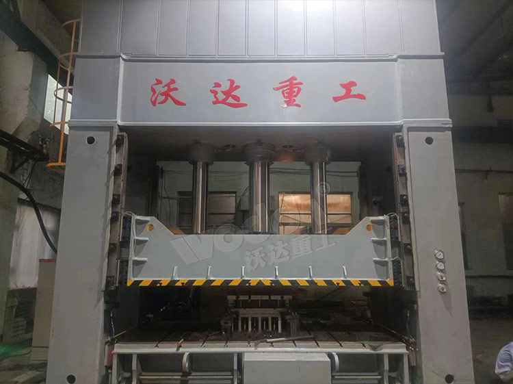 630噸框架式液(ye)壓機 630噸框架式(shì)液壓機