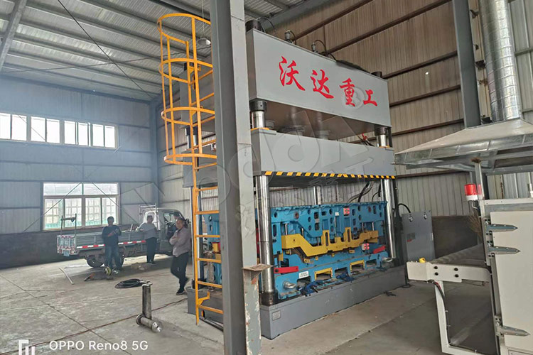 315噸(dūn)汽車内飾件液(yè)壓機客戶現場(chang) 315噸汽車内飾件(jian)液壓機客戶現(xian)場