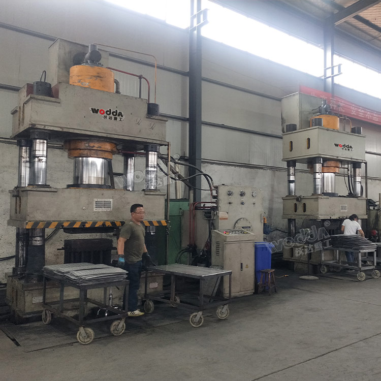 不鏽鋼地溝蓋(gài)闆成型液壓機(jī)客戶現場 不鏽(xiu)鋼地溝蓋闆成(cheng)型液壓機客戶(hù)現場