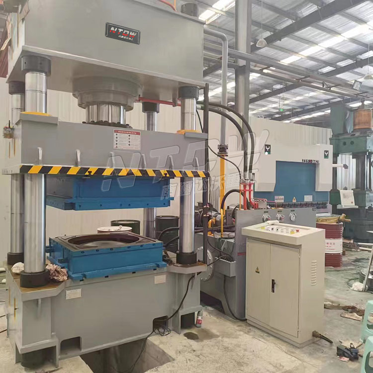 400噸(dun)四柱液(yè)壓機拉(lā)伸不鏽(xiù)鋼水箱(xiang)闆現場(chǎng) 400噸四柱(zhu)液壓機(jī)拉伸不(bu)鏽鋼水(shui)箱闆現(xiàn)場