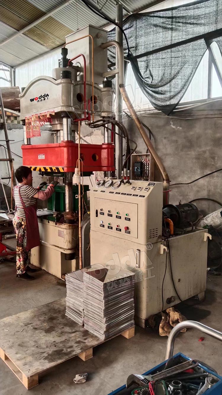 200噸(dūn)不鏽鋼制品拉伸(shēn)液壓機客戶現場(chang) 200噸不鏽鋼制品拉(lā)伸液壓機客戶現(xiàn)場