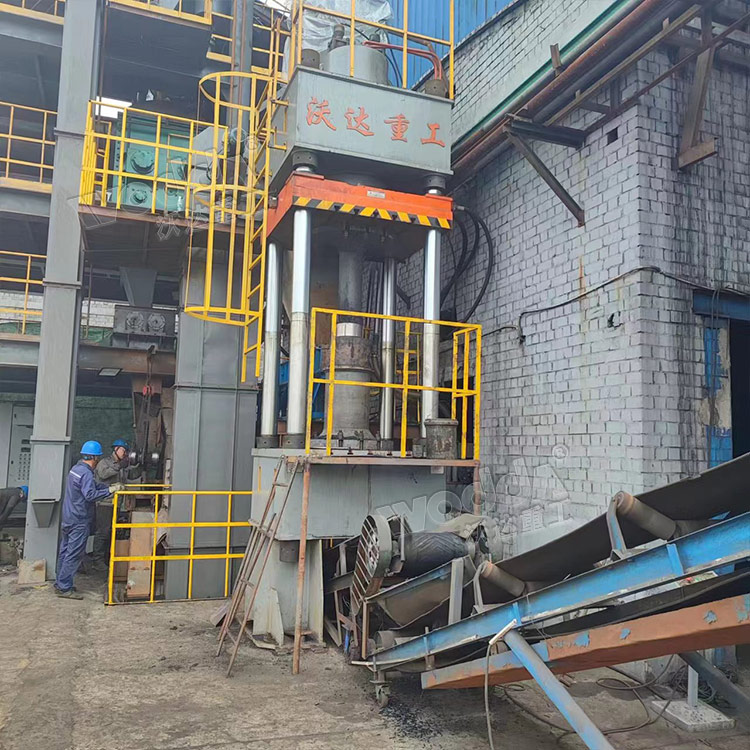 630噸全自動粉末(mò)液壓機 630噸全自(zì)動粉末液壓機(ji)