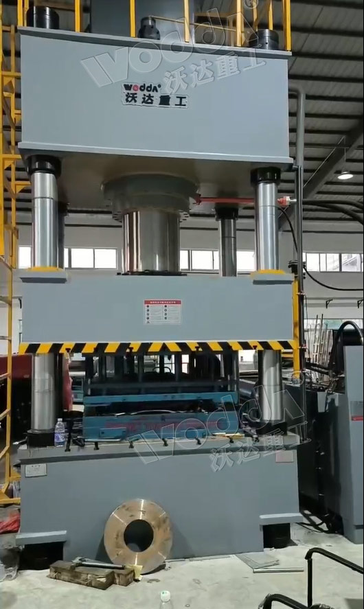 630噸不鏽(xiu)鋼水箱(xiang)闆拉伸(shēn)機 630噸不(bú)鏽鋼水(shuǐ)箱闆拉(la)伸機