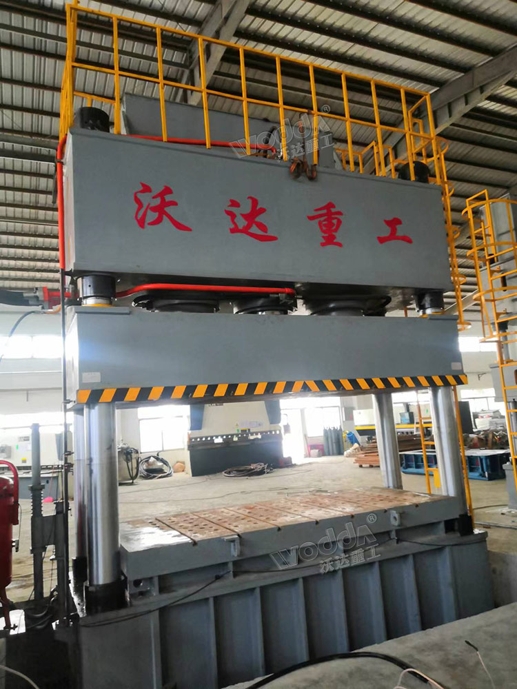 1250噸四柱(zhù)液壓機(jī)拉伸不(bú)鏽鋼水(shuǐ)箱闆 1250噸(dun)四柱液(yè)壓機拉(la)伸不鏽(xiu)鋼水箱(xiāng)闆