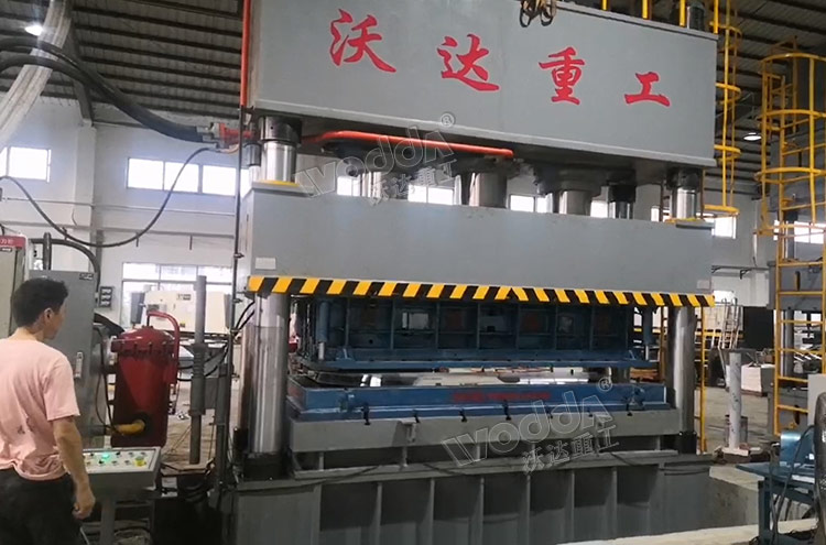 1250噸(dun)不鏽鋼(gang)水箱闆(pan)拉伸機(ji)客戶現(xiàn)場 1250噸不(bu)鏽鋼水(shuǐ)箱闆拉(la)伸機客(kè)戶現場(chǎng)