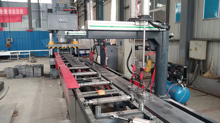 500噸(dun)全自動錨(máo)杆托盤生(sheng)産線客戶(hu)現場 500噸全(quán)自動錨杆(gan)托盤生産(chan)線客戶現(xiàn)場