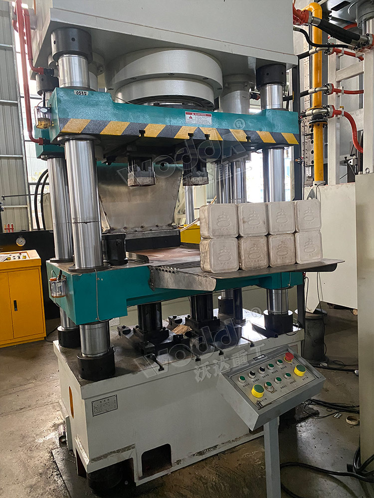 牛(niú)羊舔磚液壓(ya)機一模兩出(chu) 牛羊舔磚液(yè)壓機一模兩(liang)出