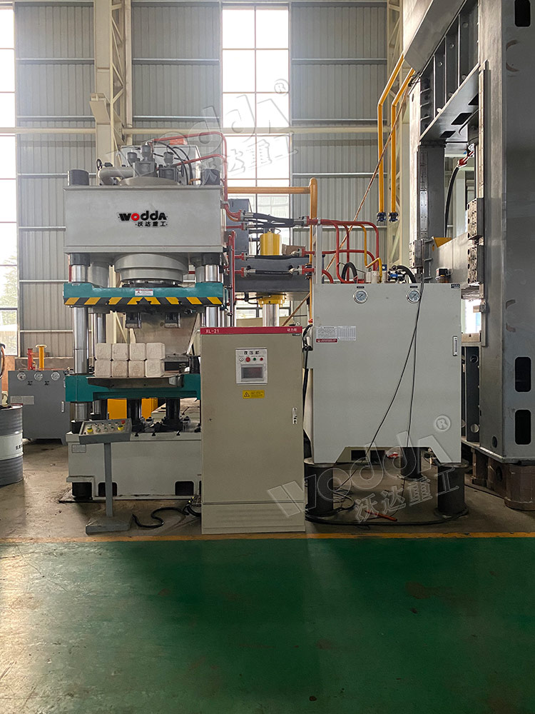 630噸牛羊(yáng)舔磚機 630噸牛(niu)羊舔磚機