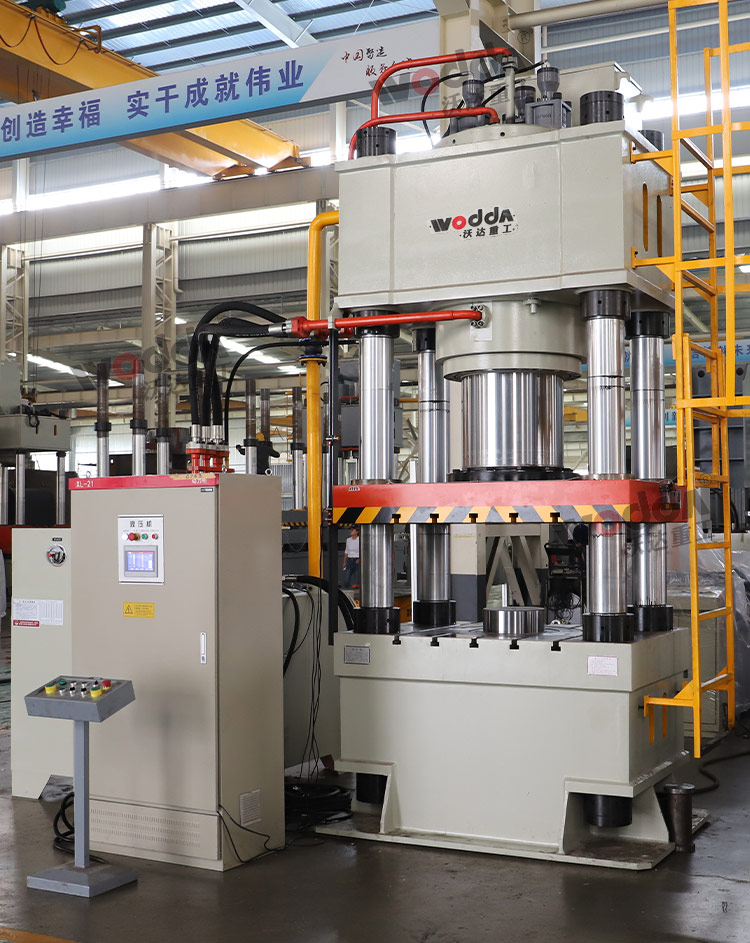 800噸四柱(zhu)液壓機車間試(shì)機