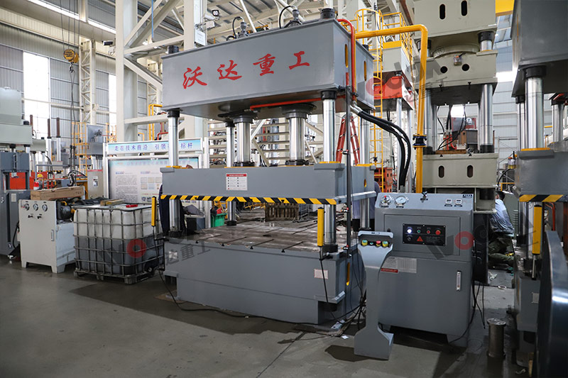 200噸三梁(liang)四柱液壓機(ji) 200噸三梁四柱(zhu)液壓機