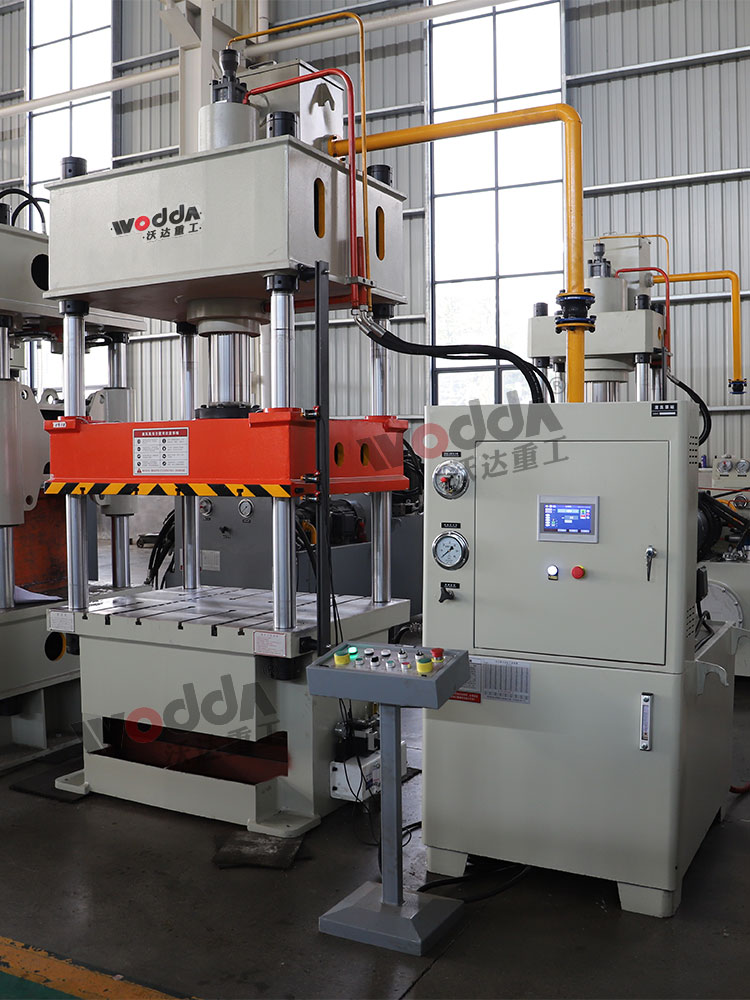 100噸四柱液壓(yā)機車間展示 100噸(dun)四柱液壓機車(che)間展示