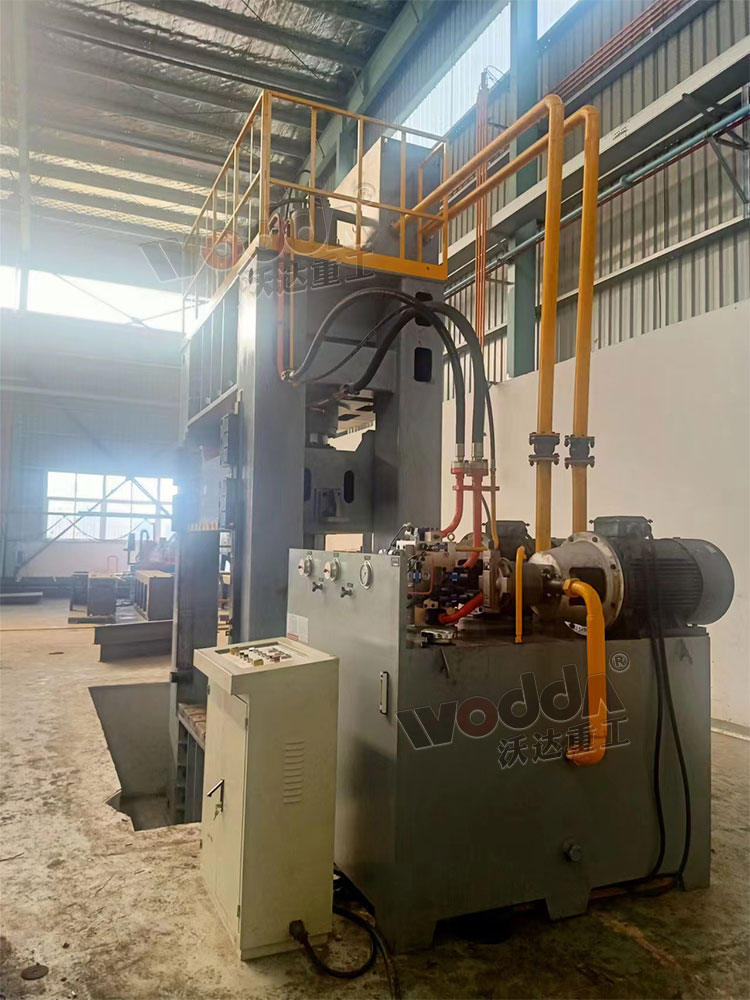 800噸框(kuang)架液壓(yā)機安裝(zhuang)完成 800噸(dun)框架液(yè)壓機安(an)裝完成(chéng)