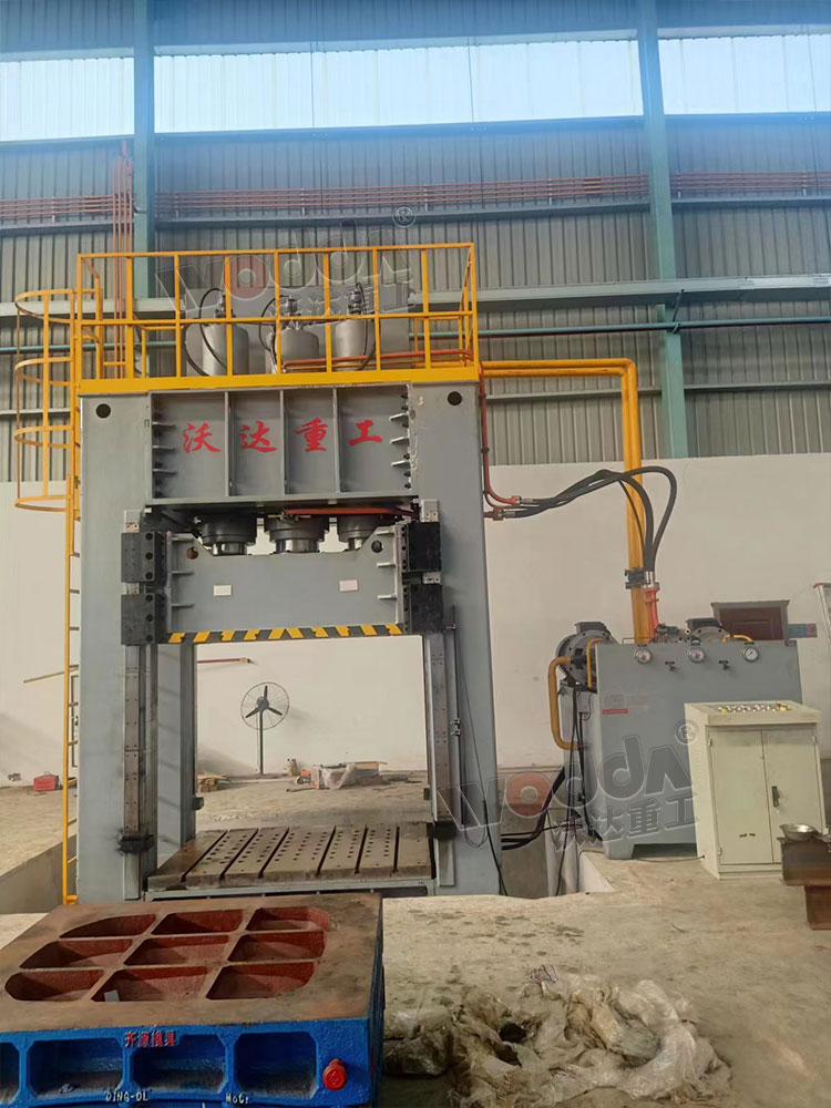 800噸(dūn)框架式(shi)液壓機(jī)客戶現(xiàn)場 800噸框(kuang)架式液(yè)壓機客(ke)戶現場(chǎng)