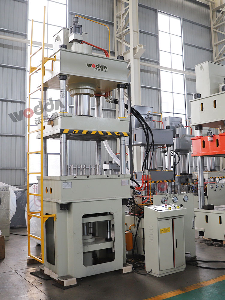 200噸四(si)柱液壓機帶液(ye)壓墊 200噸四柱液(yè)壓機帶液壓墊(niàn)