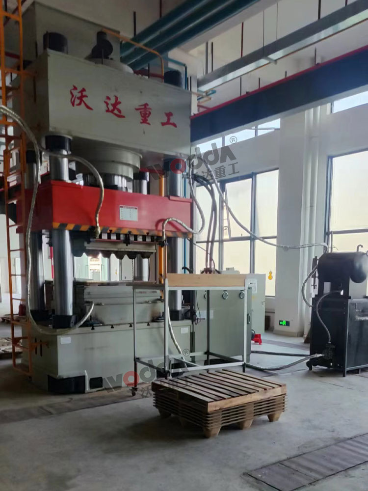 1000噸木屑(xie)托盤液壓機(ji)客戶現場 1000噸(dūn)木屑托盤液(yè)壓機客戶現(xiàn)場